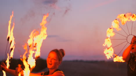 Bailarinas-Profesionales-Hacen-Un-Espectáculo-De-Fuego-Y-Una-Actuación-Pirotécnica-En-El-Festival-Con-Antorchas-Brillantes