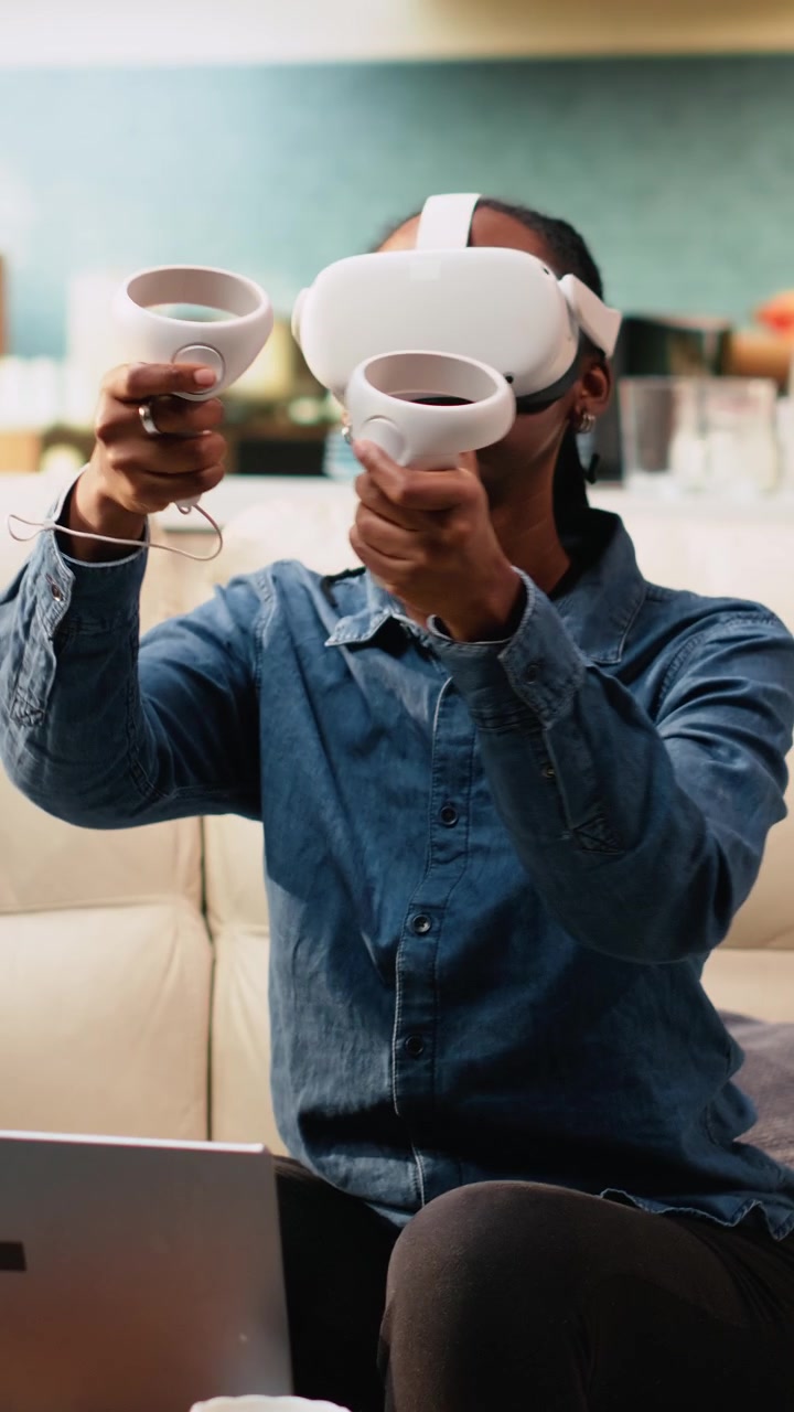 Video verticale: donna freelancer che usa un visore VR per l'immersione nel metaverso