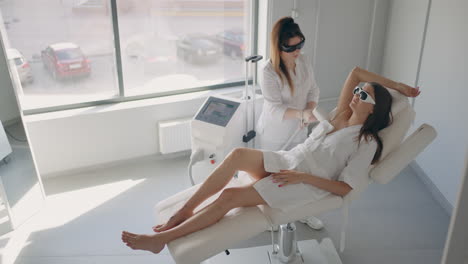 laser-or-intense-pulsed-light-hair-removal-in-clinic-master-is-using-apparatus-on-armpit