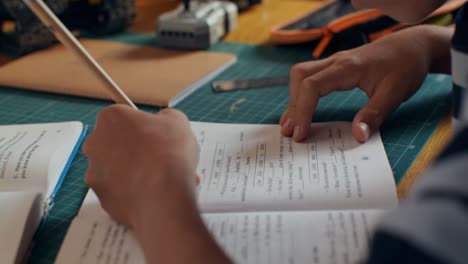 estudiante estudiando en un escritorio