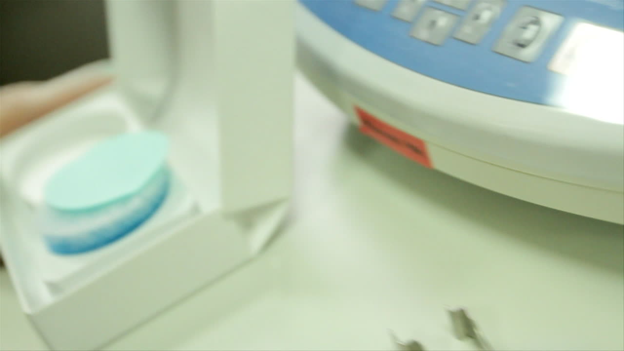 en un laboratorio de ciencias, un científico extrae una fina almohadilla de algodón para medir una sustancia