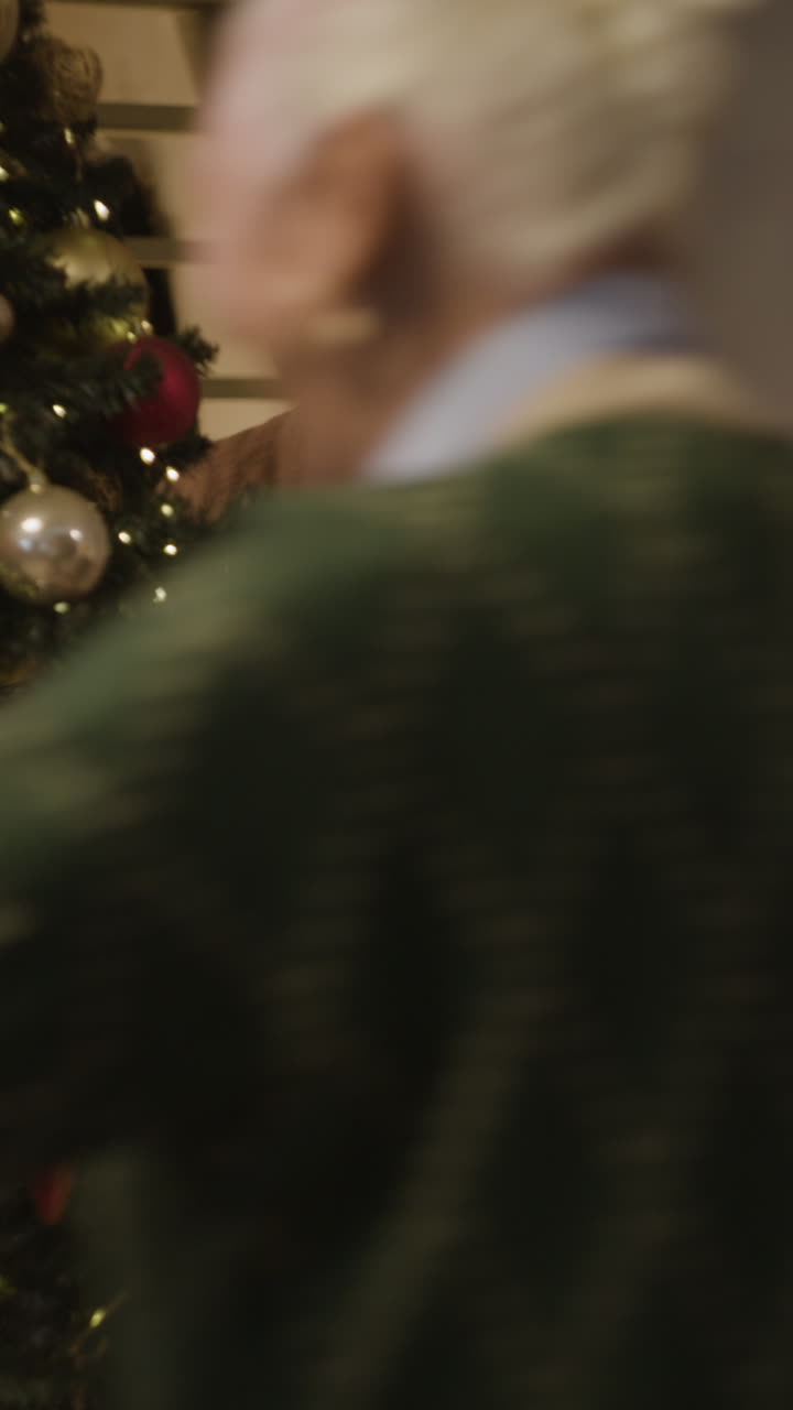 La famiglia celebra insieme il Natale