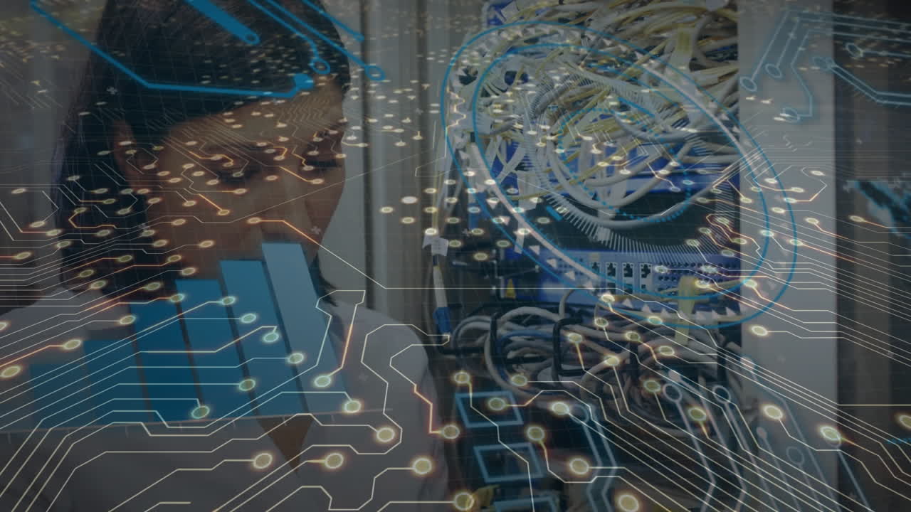 animación de una placa de circuitos informáticos y procesamiento de datos sobre una mujer de negocios biracial en la sala de servidores