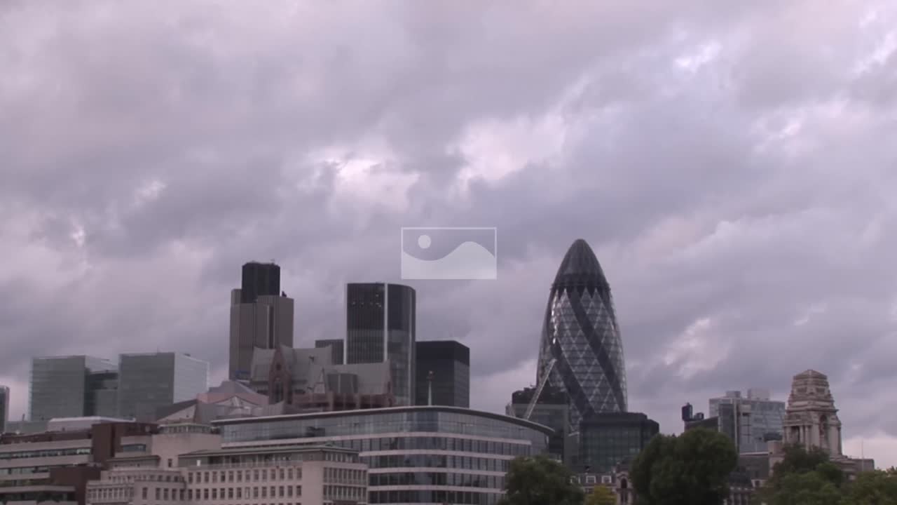 런던 시내 풍경 위의 바이너리 코딩과 데이터 처리 애니메이션