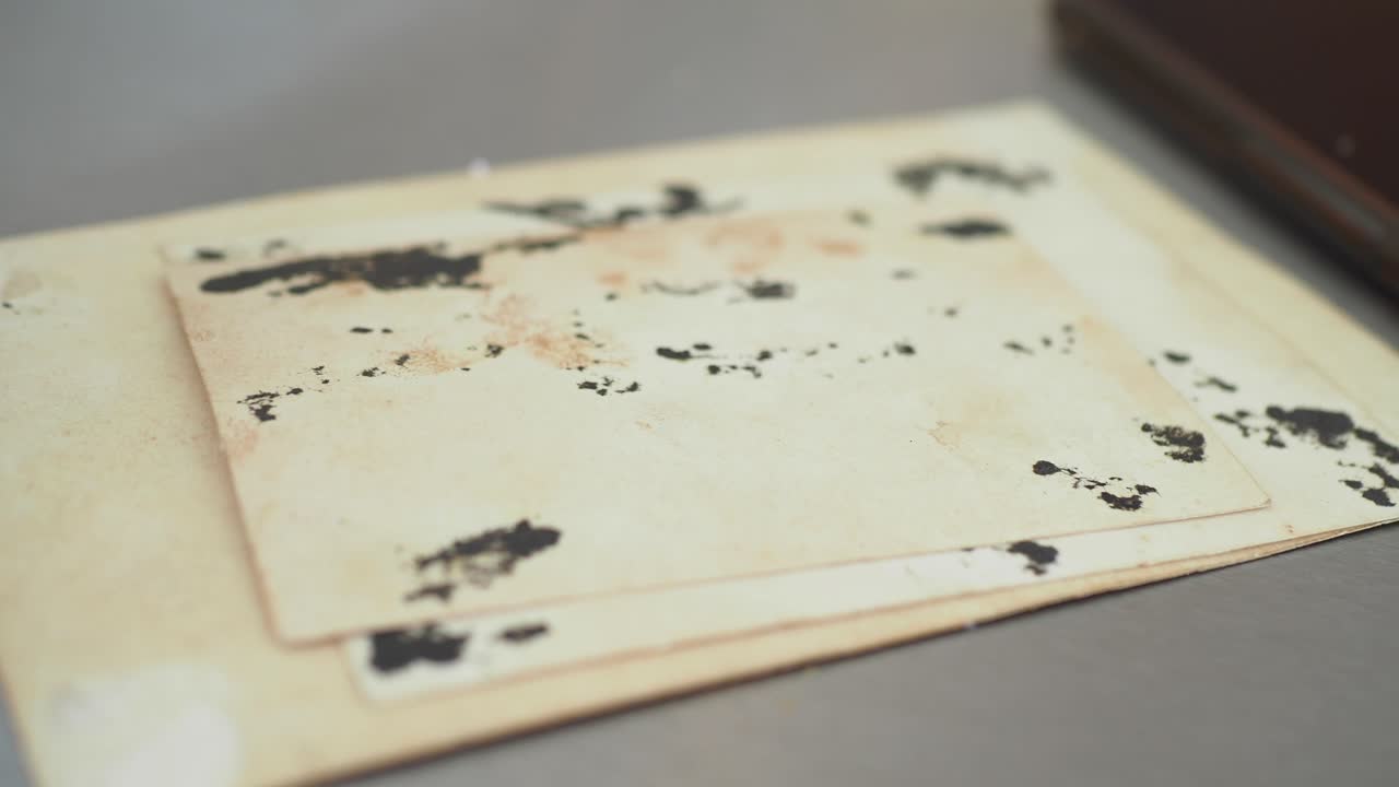 오래된 손상된 사진