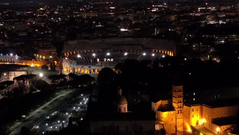 Increíble-Vista-Aérea-Sobre-El-Coliseo-En-El-Centro-De-Roma-Por-La-Noche