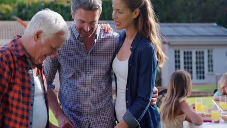 familia haciendo una barbacoa juntos en el jardín