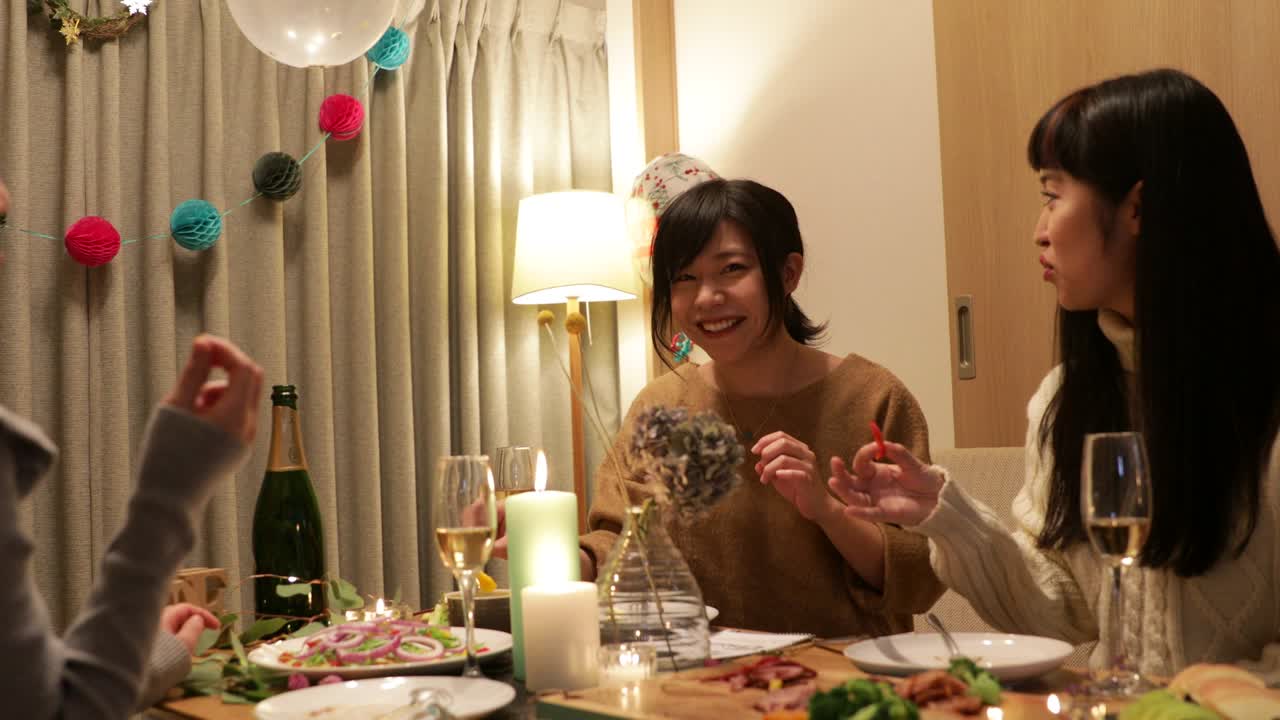 크리스마스 요리를 즐기는 일본 소녀들