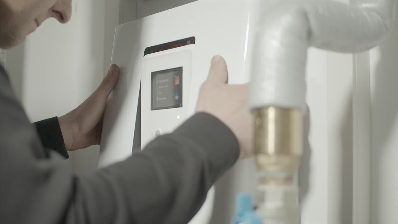 cierre de un técnico experto que instala una planta de gas energético para el ahorro de energía