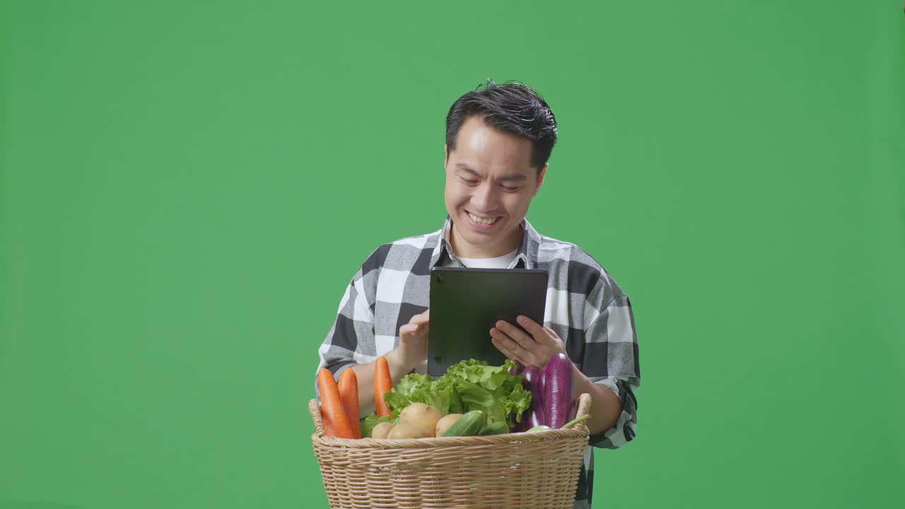 채소 바구니 를 보기 위해 태블릿 을 사용하는 사람