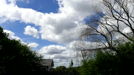 Timelapse-Del-Patio-Trasero-De-Las-Nubes-Rodando-Por