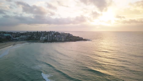 Gloriosa-Puesta-De-Sol-Sobre-La-Playa-Bondi-En-Sydney,-Nueva-Gales-Del-Sur