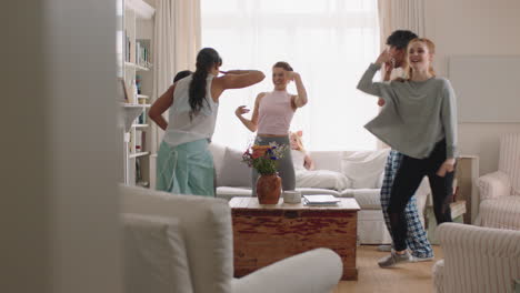 Feliz-Familia-Multirracial-Bailando-En-Casa-Divirtiéndose-Disfrutando-Del-Baile-Celebrando-Un-Fin-De-Semana-Emocionante-Juntos-Vistiendo-Pijamas