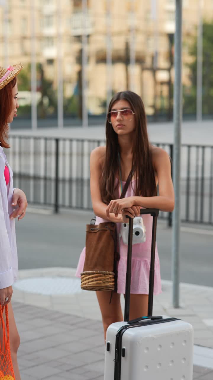dos amigos en una calle de la ciudad, preparándose para viajar