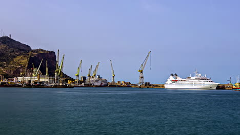 Zeitraffer-Im-Sizilianischen-Hafen-Mit-Kränen-Und-Kreuzfahrtschiff-über-Der-Bucht