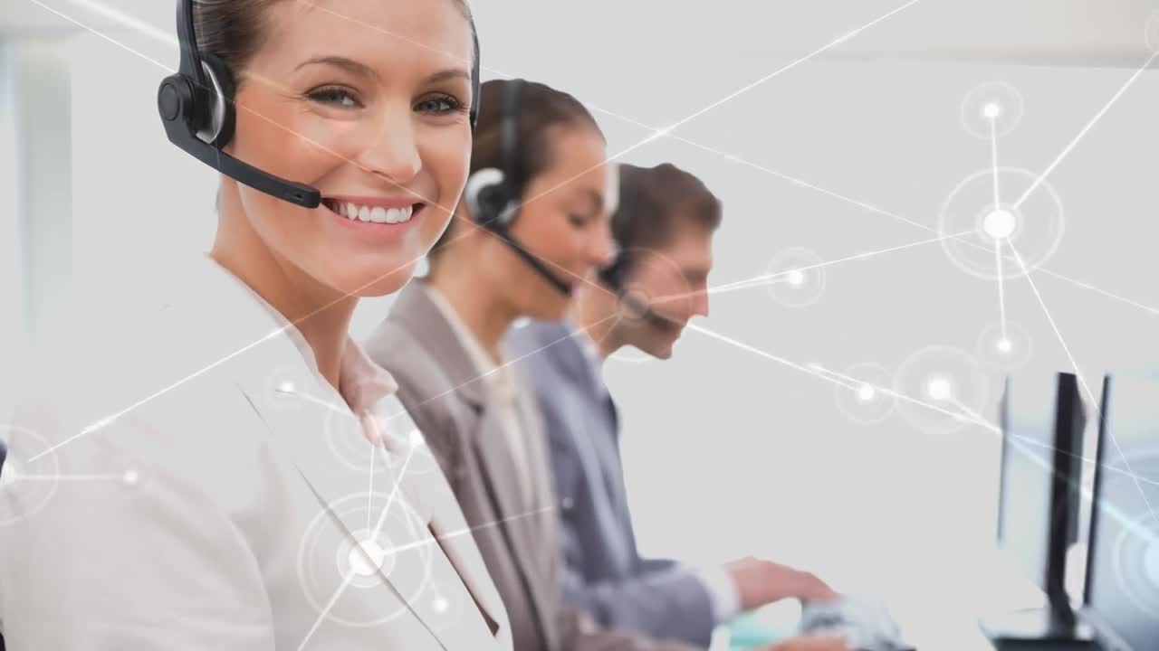 mujer que trabaja en un centro de llamadas