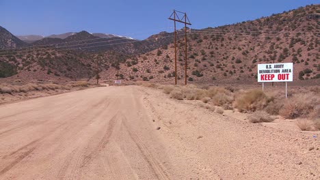 un cartel advierte a los intrusos que no entren en un área de prueba del ejército en nevada 2