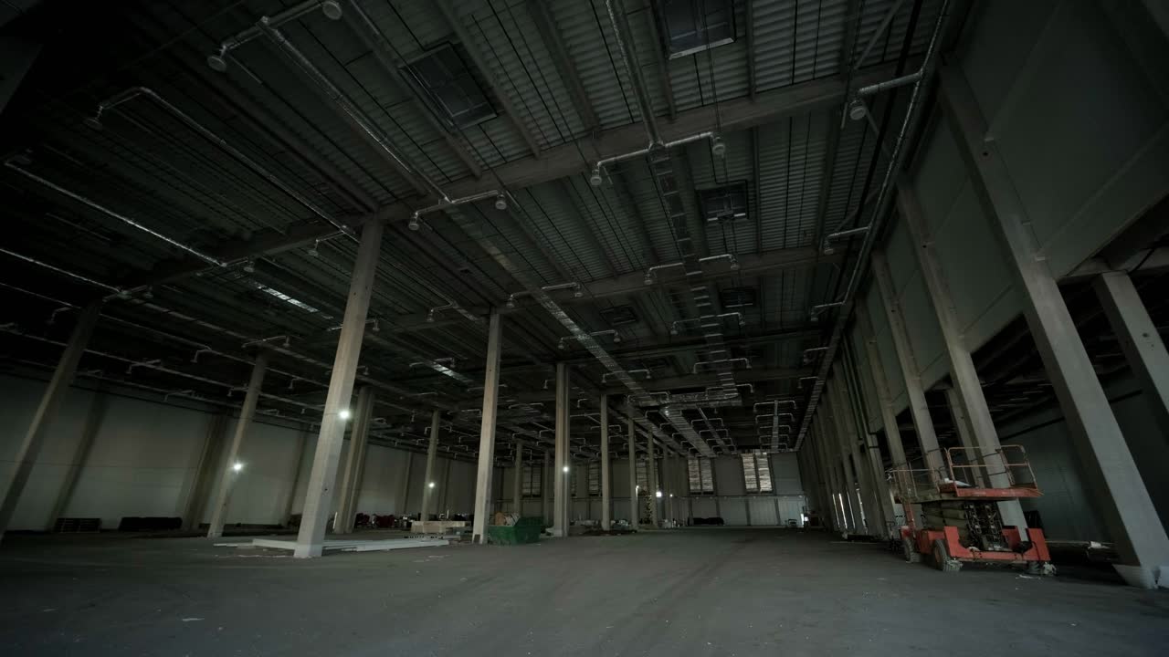 строительство большого промышленного завода, ангар