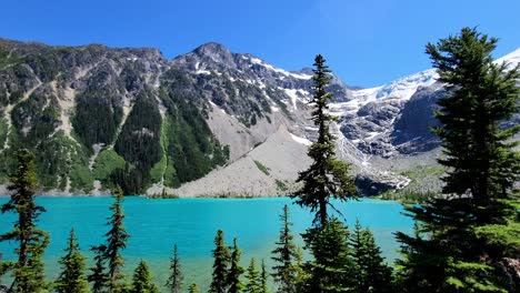 Panorámica-Del-Prístino-Desierto-De-Un-Lago-Alpino-Azul-Y-Montañas-Cubiertas-De-Nieve-En-BC-Canadá---Mirador-Del-Parque-Provincial-De-Los-Lagos-Joffre-Cerca-De-Pemberton,-Columbia-Británica