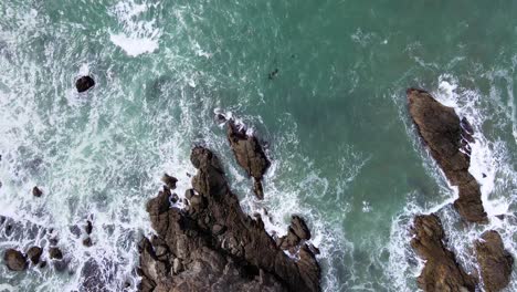 4K-Drohnenaufnahmen-Von-Wellen-Des-Pazifischen-Ozeans,-Die-Auf-Felsige-Klippen-In-Brookings,-Oregon,-Krachen