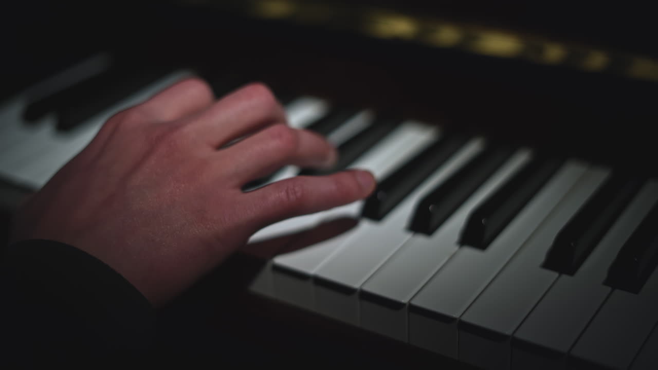 persona tocando el piano