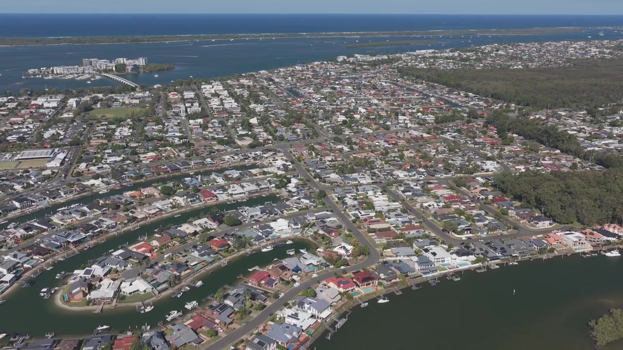 Suburbios de Paradise Point y la Isla Ephraim en Queensland, Australia - Toma de dron.
