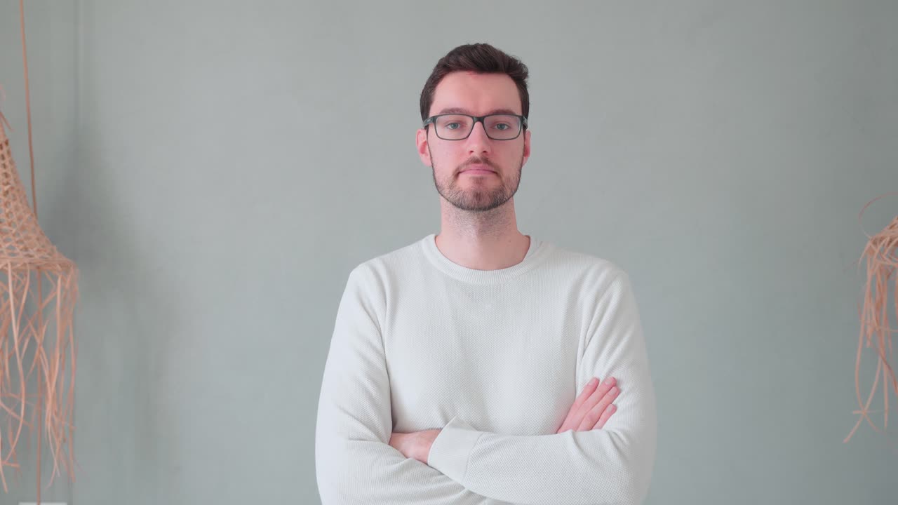 joven cruza los brazos, rechazo, insatisfecho, enojado por la oferta