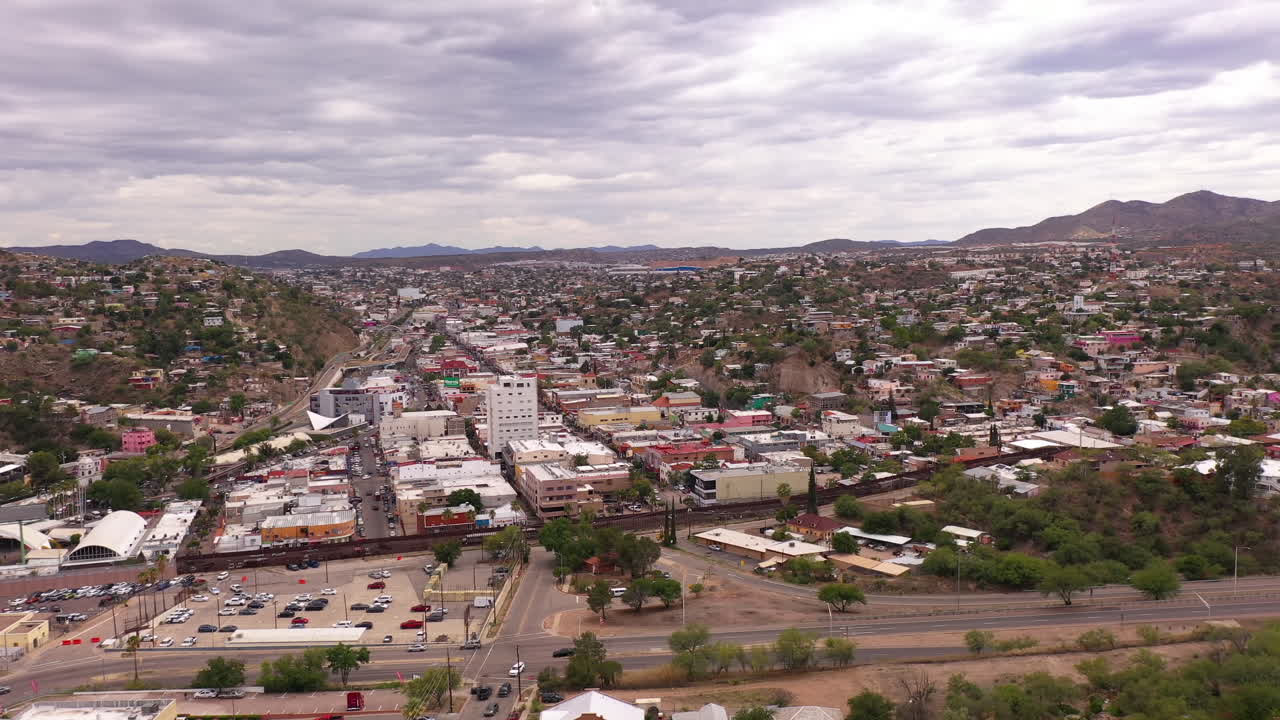 frontera internacional usa mexico divide la ciudad de nogales en arizona y sonora