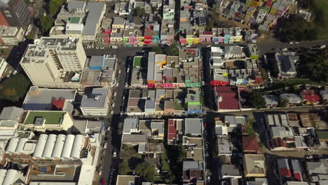 Panorámica-Panorámica-Aérea-Drone-Disparó-Por-Encima-De-Bo-kaap,-Ciudad-Del-Cabo,-Sudáfrica