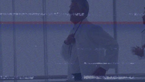 animación de una falla técnica digital sobre médicos caucásicos varones corriendo hacia la sala de operaciones