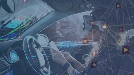 animación de iconos conectados con una mujer en auriculares vr usando un teléfono inteligente en un automóvil autónomo