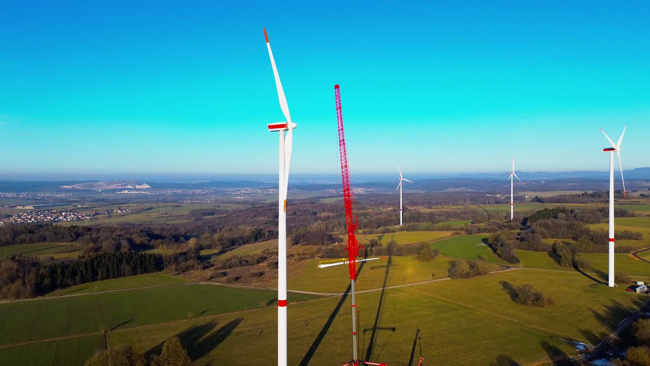 Ampio panorama aereo di un sito di installazione di un parco eolico nella Germania rurale.