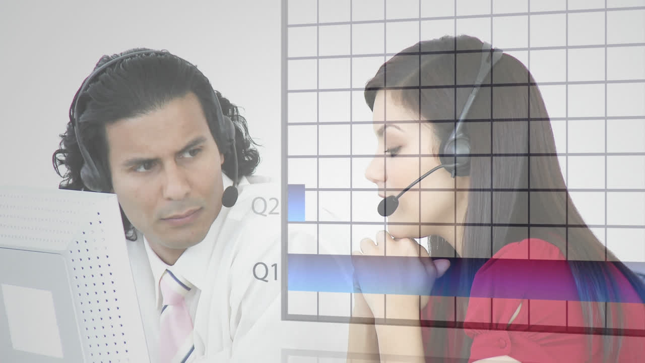 animación de estadísticas y procesamiento de datos sobre personas de negocios que usan auriculares telefónicos