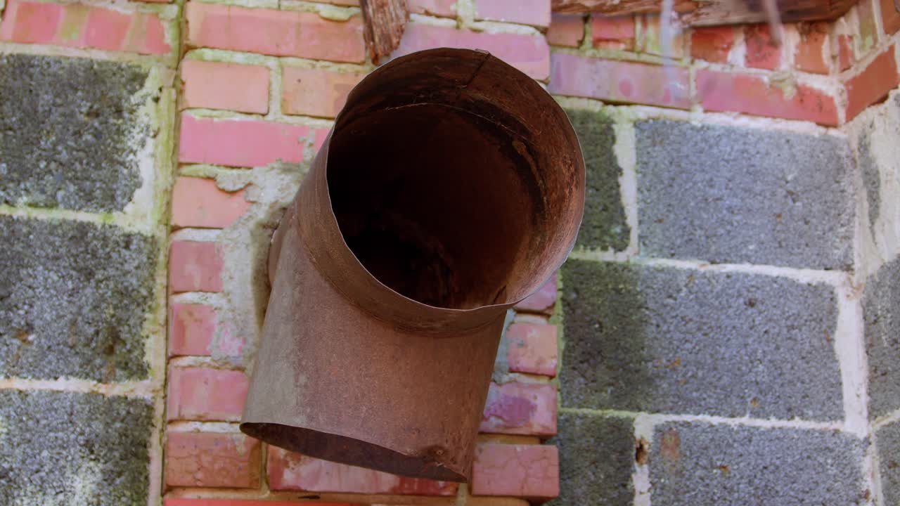 北卡羅萊納州一個廢棄的汽車旅館大樓的舊管道