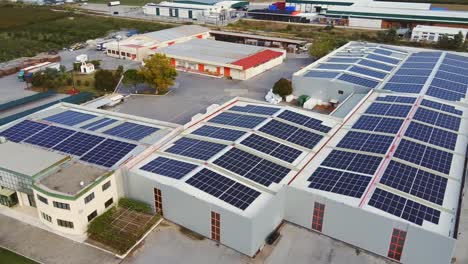 instalación de techo alimentado por el sol en un complejo de almacenamiento de instalaciones en el campo de grecia