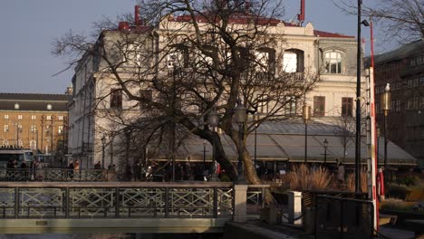 Geschäftiger-Tag-In-Nordstaden-In-Der-Nähe-Des-Brunnsparken-platzes