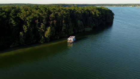 Hausboot-Schwimmt-Bei-Sonnenaufgang-Auf-Einem-See-In-Brandenburg,-Deutschland