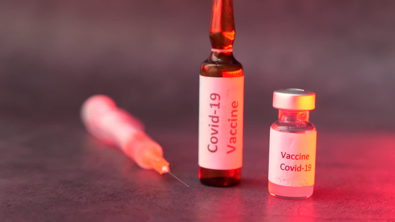 vacuna contra la covid-19 y jeringa