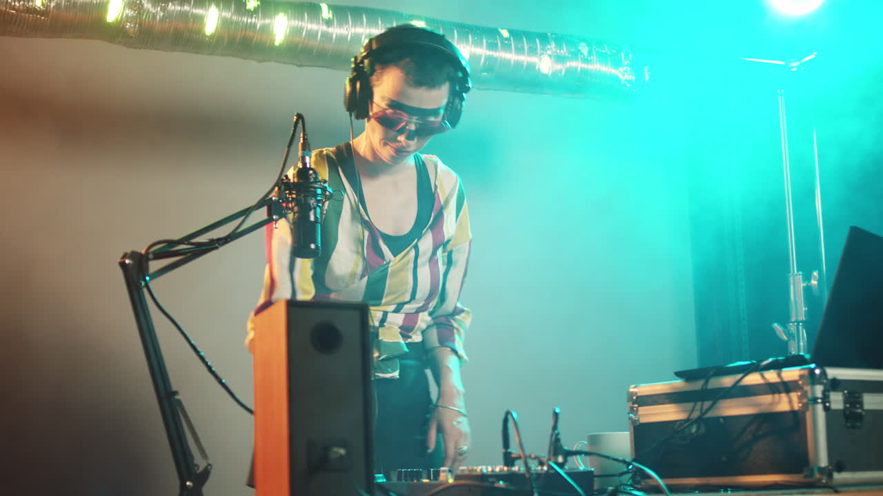 dj 아티스트가 파티에서 클럽 싱 턴테이블을 사용합니다.