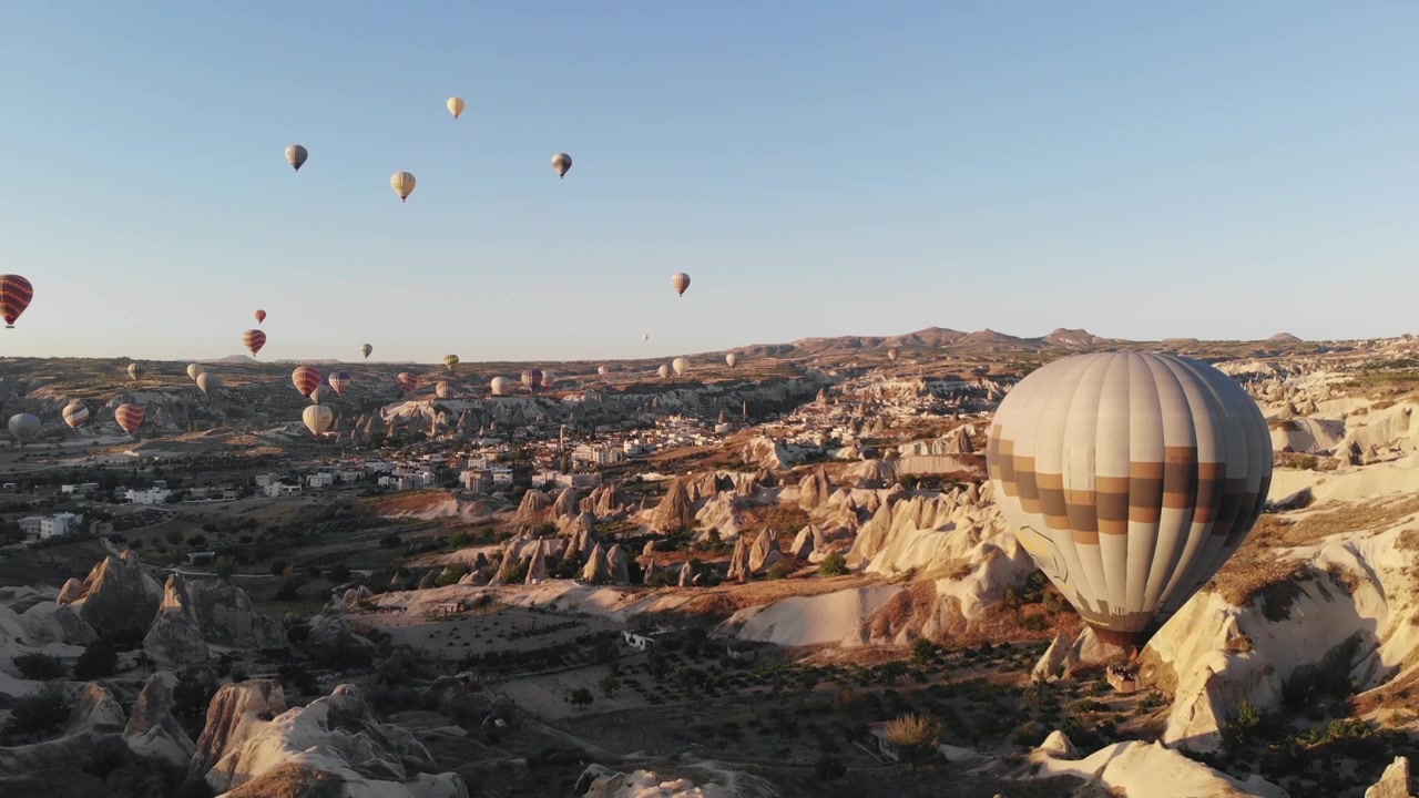 Khinh khí cầu bay qua phong cảnh Cappadocia lúc bình minh