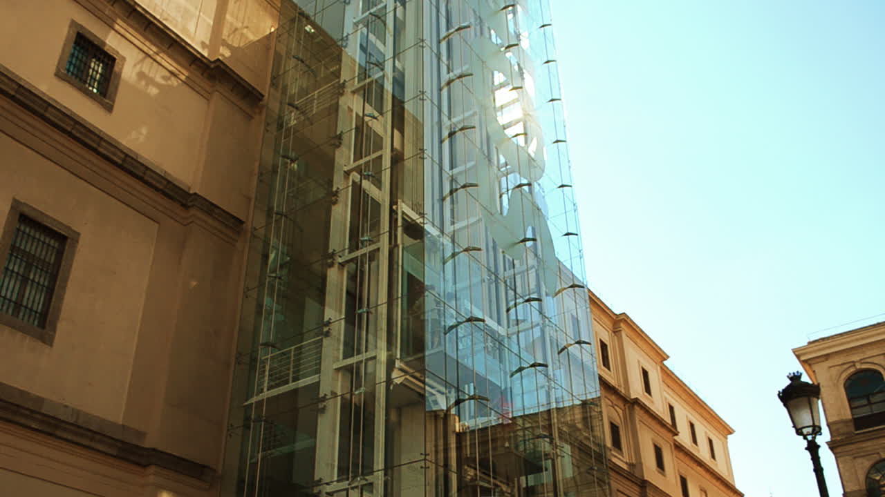 El ascensor del edificio. Galería Sofía Madrid