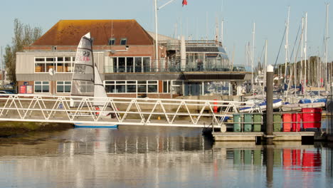 Segeljollen-Werden-Im-Hafen-Von-Lymington-Am-Lymington-River-Vom-Stapel-Gelassen