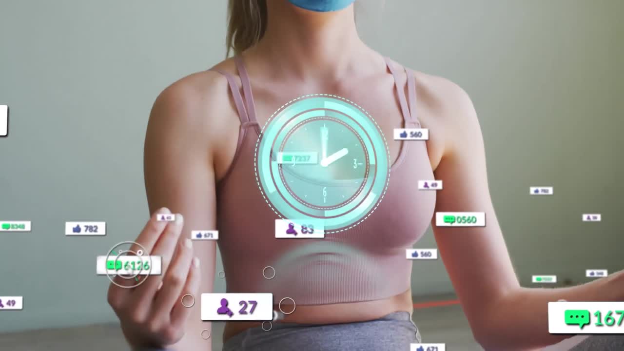 animación del reloj sobre iconos de las redes sociales y mujer meditando con máscara facial