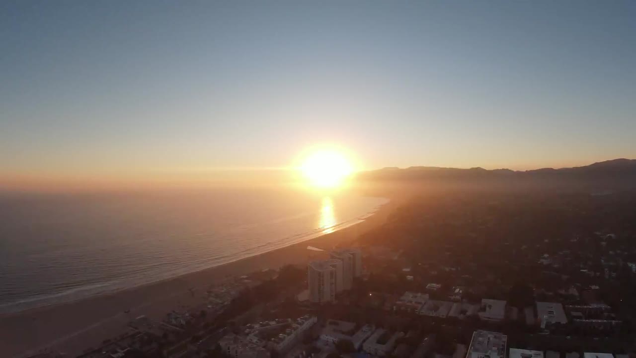 pôr do sol sobre a bela praia da califórnia