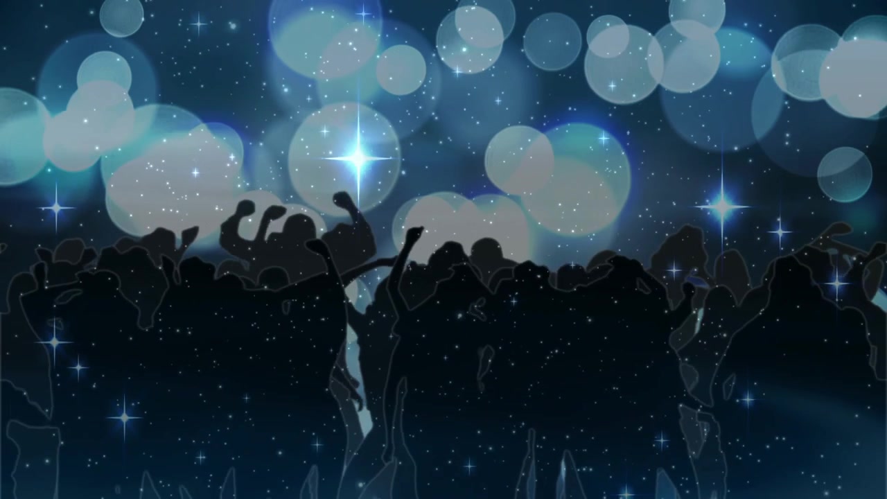 夜の音楽コンサートで踊るシルエットの群衆