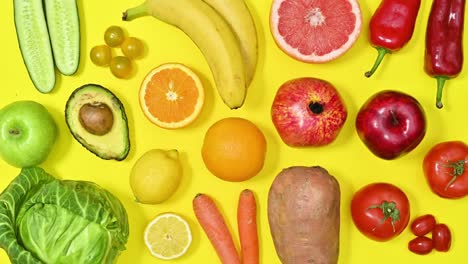 frutas y verduras orgánicas saludables en colores vívidos se mueven sobre un fondo amarillo. patrón de alimentos. detener el movimiento de colocación plana