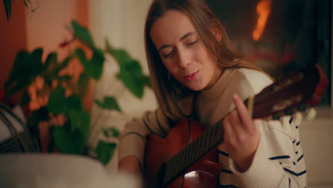 Mujer-Tocando-La-Guitarra-Escribiendo-Canciones-Componiendo-Música