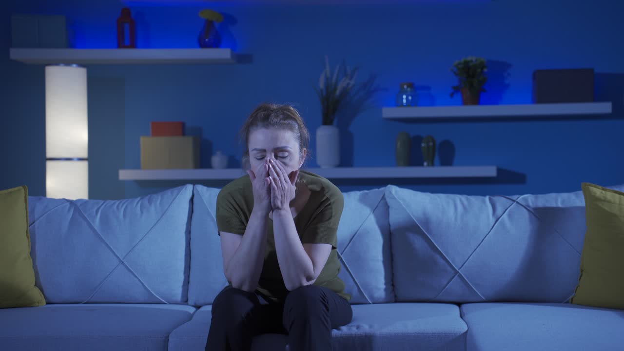 una mujer triste y nerviosa.