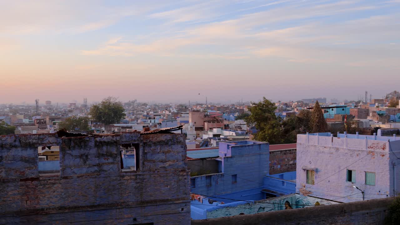 vista de la ciudad azul desde la cima de la montaña por la mañana el video fue tomado en jodhpur, rajasthan, india