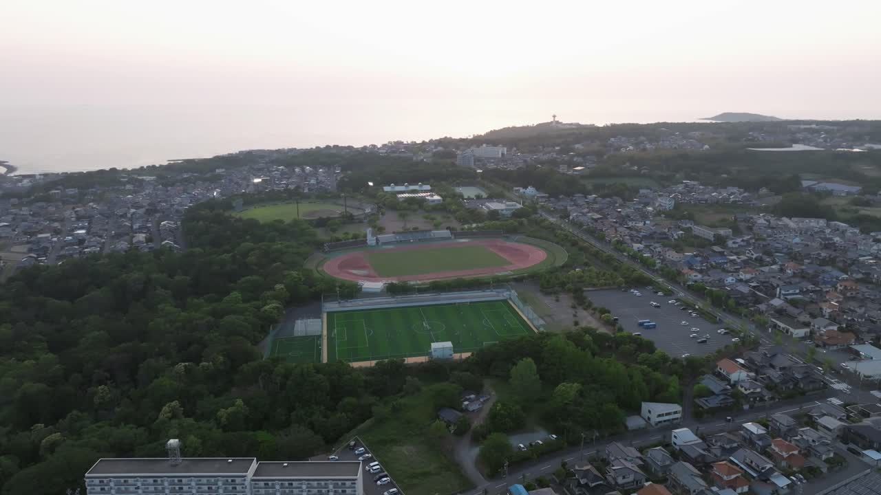 일본 후쿠이 현 위를 날아다니는 무인기 도시 풍경 축구장과 스카이 라인